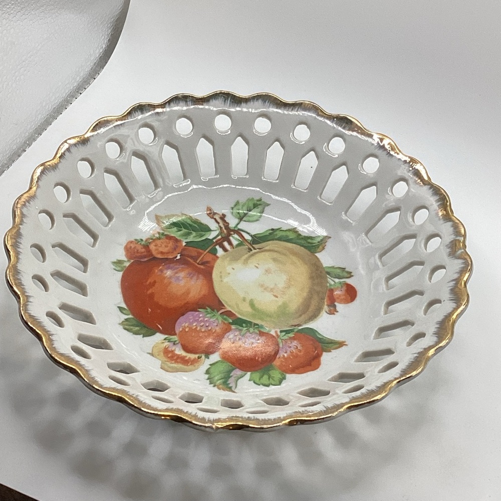Nevco reticulated fruit print bowl from Japan wgold edge 8” apples strawberries